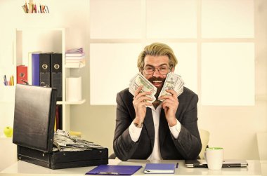 Mutlu adam sayımı. İnternetten sahte para kazanıyorlar. Rüşvet ve para aklama. Dolar nakit para. Zengin ve zengin. Kirli para. Adamın iş başarısı var. Davalı başarılı iş adamı