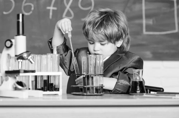 Mikroskop im Labor. kleiner Junge mit Mikroskop beim Unterricht. Schüler experimentieren im Labor mit Mikroskop. Zurück zur Schule. Schüler schauen durchs Mikroskop. Kleiner Junge im Science Camp. Inspirieren — Stockfoto