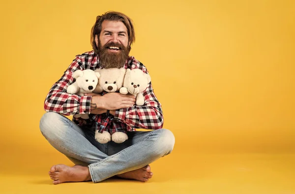 Caucásico maduro hipster con peinado de moda en camisa a cuadros mantenga peluche oso juguete, alegría —  Fotos de Stock