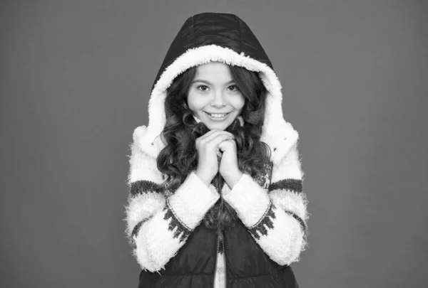 Chica adolescente feliz con pelo largo rizado usar chaleco hinchable y suéter con patrones de Navidad, moda de invierno — Foto de Stock