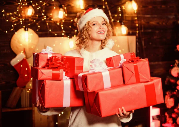 祝你圣诞快乐。 快乐的圣诞节。 新年快乐。 送圣诞礼物。 带礼品盒的女孩 女人和圣诞节时间。 寒假和假期。 圣诞购物 — 图库照片
