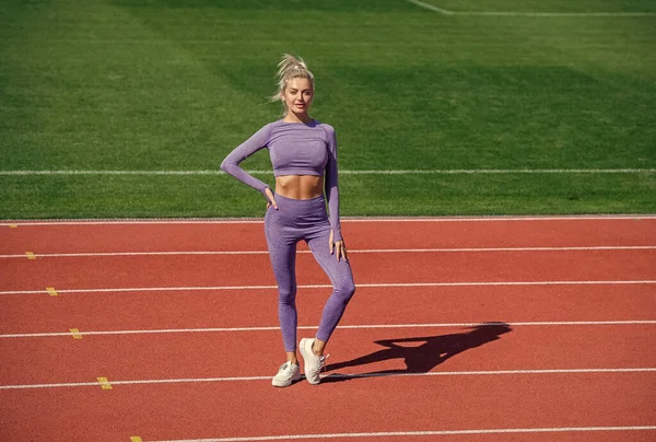 Atletische vrouw in fitness slijtage op het stadion, sport — Stockfoto