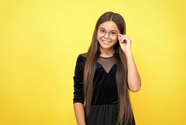 Chica adolescente feliz con gafas debido a la mala vista, espacio para copiar, salud —  Fotos de Stock