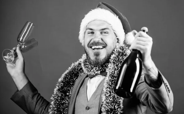 Boldog idők. téli szünet. Boldog ember ünnepli a karácsonyt. vállalati újévi buli. üzletember télapósapkában, rózsaszínnel. Karácsony van a szórakozáshoz. Az öltönyös férfi poharakból iszik pezsgőt. Egészségedre. — Stock Fotó