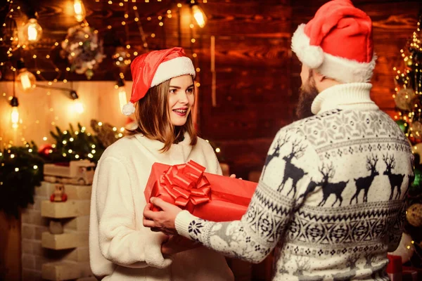 Romantiska känslor. Par i kärlek njuta av julhelgen firande. Generös jultomte. Vinterromantik. Familjetradition. Överraskning. Julen. Loving par jul träd bakgrund — Stockfoto