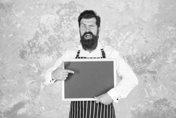 Kaukázusi hipszter férfi szakács meglepett arc ujjal mutogató üres tábla reklám kulináris iskola mester osztály, a legjobb ár — Stock Fotó