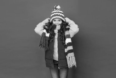 Aktif dinlenme. Neşeli çocuk kalın kışlık kıyafetler giyer. Mevsimlik çocuk modası. Rahat ve rahat olun. Mutlu çocukluk. Soğuk mevsimler genç kızları arar. Örgü giyim tarzı. Sağlığına dikkat et.