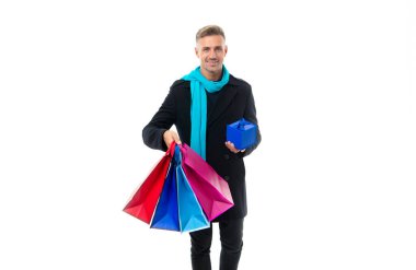 Mükemmel hediyeyi almak için. Mutlu adam alışveriş çantalarını ve hediye kutusunu tutar. Hediyelik eşya dükkanı