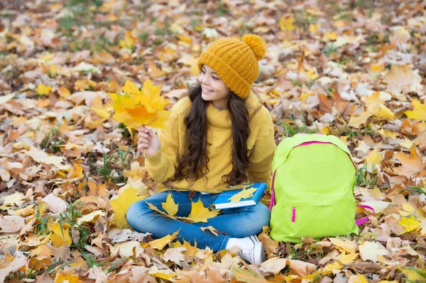Bellezze naturali. moda autunno stagione. teen girl in cappello tenere foglia autunno. bambino sorridente divertirsi — Foto Stock