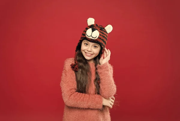 Te ves tan linda. niño en jersey de punto. Feliz infancia. chica adolescente feliz usar ropa de abrigo. sentirse cómodo y acogedor en cualquier clima. vacaciones de invierno y vacaciones. niño en sombrero con orejeras — Foto de Stock