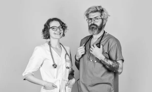 의학계 커플이야. 의사와 간호사로 구성 된 팀입니다. 성공적 인 일과 팀에 대한 신뢰를 위한 병원의 팀워크. 의사들이 말하고 있어요. 의료진은 병원에서 사진을 찍는다. 의학과 건강 관리 개념 — 스톡 사진