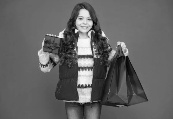 Szczęśliwy nastolatek dziewczyna w ciepłej zimowej odzieży nosić torby na zakupy i pudełko na Boże Narodzenie wakacje, zakupy Boże Narodzenie — Zdjęcie stockowe