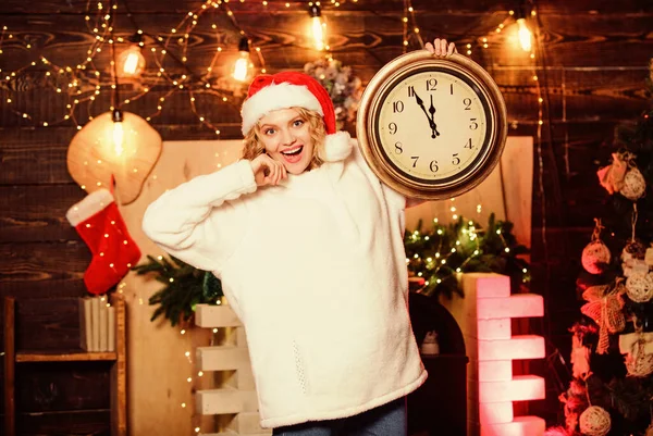 Countdown zum neuen Jahr. Frohe Weihnachten. Zeit für Wunder. Nur noch wenige Minuten. Frau Weihnachtsmann Hut halten Vintage-Uhr. Zeit für ein Winterfest. Unerwartet bald. Mitternachtskonzept. Wünschen. Zeit zum Feiern — Stockfoto