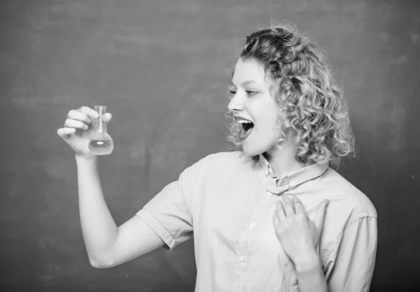 Lección de química. Laboratorio de química. Interesante y fascinante. Explora química. Chica observando fondo de pizarra de reacción química. Mujer profesora realizando experimento con bombilla y líquido — Foto de Stock