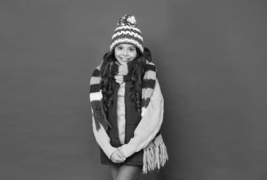 Mutlu yüzlü çocuk kışlık giysiler giyiyor ve tatile, tatile hazırlanıyor.