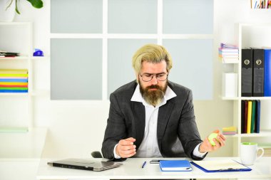 İlham arıyorum. İşletme müdürü dinleniyor. Ofis hayatı. İş konsepti. Düşün ve karar ver. Strateji. Düşünceli bir yönetici. Başarılı girişimci resmi takım elbise ofisi