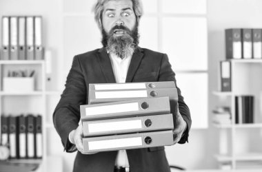 Görevlerle aşırı yüklendi. Yeniden sayım ve mali kontrol. Fazla mesai. Proje yöneticisi. Proje belgeleri. Teslim tarihi konsepti. Adam dosya taşıyor. Belgelerle çalış. Arşivleri ara. Belgeler.