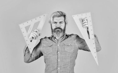 Matematik çalışıyorum. Eğitim konsepti. Resim dersi. Okul eğitimi. Geometri öğretiyorum. Doğru açıyı bul. Mimarlık eğitimi. Sakallı öğretmen cetvel kullanıyor. Yenilikçi yaklaşım. Ölçüm aracı