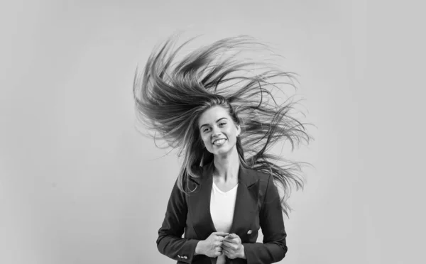 Mulher cabelo penteado longo voar na luz do ar e livre, liberdade no conceito de cabeça — Fotografia de Stock