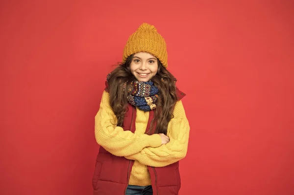 Menina adolescente feliz usar roupas quentes de inverno, infância — Fotografia de Stock