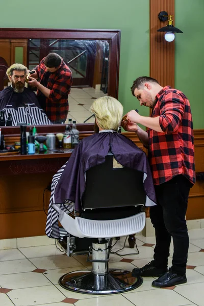 Homem barbudo brutal no salão de cabeleireiro com mestre, estilo de cabelo — Fotografia de Stock