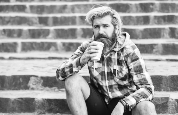 Kultura kawy trzeciej fali. Facet z brodą pijący kawę. Człowiek z brodą pije kawę w mieście. Hipster odpoczywa na schodach. Odpoczywam. Zabierz kawę. Czysta przyjemność. Dawka kofeiny. Dobry nastrój — Zdjęcie stockowe