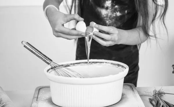 Ребенок с мукой и яйца приготовления пищи на кухне, хобби — стоковое фото