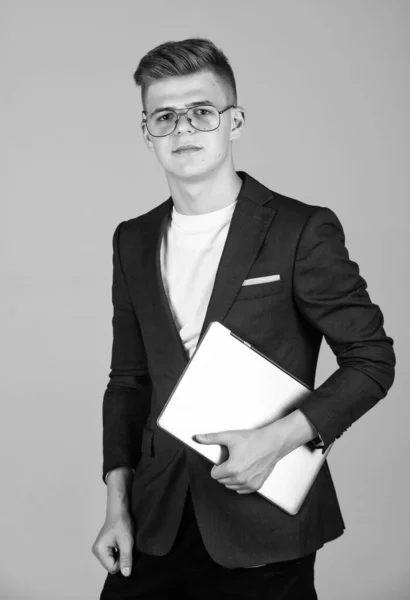 Adolescent garçon porter costume formel et lunettes utilisation ordinateur portable, entreprise — Photo