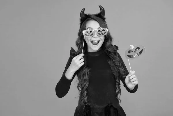 Costume de fête de carnaval de sorcière. gamin avec accessoire de fête. enfant célébrer les vacances d'automne. adolescente dans les cornes du diable célébrer Halloween. Joyeux Halloween. Un tour ou un régal. Restez à proximité pour un sort — Photo