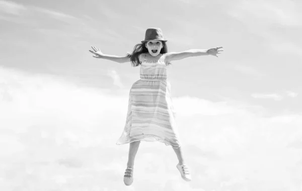 Criança feliz saltar no vestido de verão no fundo do céu, liberdade — Fotografia de Stock