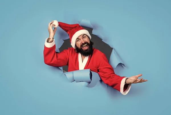 Brodaty Mikołaj w kapeluszu uśmiechnięty podczas przygotowań do świętowania szczęśliwego Sylwestra i świąt Bożego Narodzenia w zimie będzie prezenty, zabawa — Zdjęcie stockowe