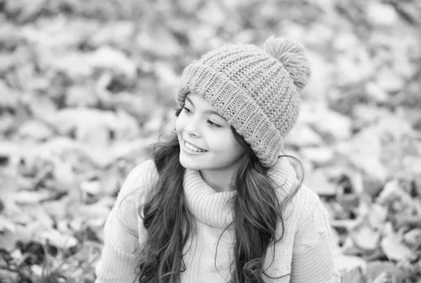 Criança feliz em estilo casual passar tempo no parque de outono desfrutando de bom tempo vestindo chapéu de malha e suéter quente, moda — Fotografia de Stock