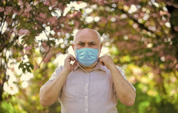 Bruk maske. Pandemisk konsept. Grense risiko for spredning av infeksjoner. Sersjant med ansiktsmaske. Eldre med høyest risiko fra covid-19. Maskebeskyttelse mot virus. Eldre og andre risikogrupper – stockfoto