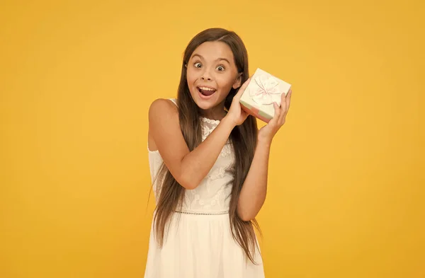 O que está dentro. A beleza feminina vai às compras. pouco shopaholic com a compra. férias. menina pequena segurar caixa de presente. moda e beleza. felicidade infantil. presente feliz dia das crianças — Fotografia de Stock