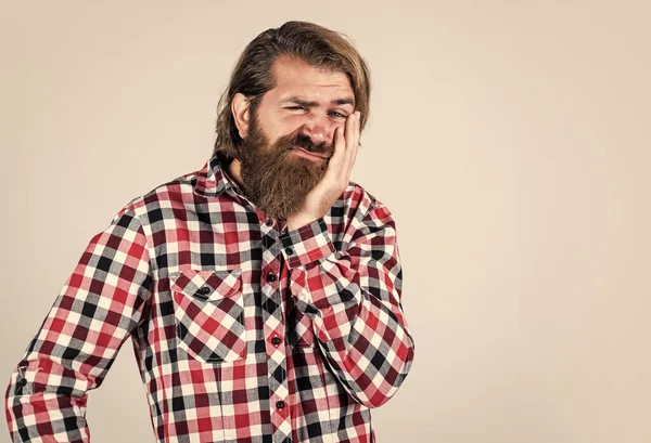 Bıyıklı, vahşi beyaz adam. Sakallı adam kareli gömlek giyer. Acıdan kıvranan acımasız adam. Erkek sağlık hizmetleri. Dişlerin ağrıyor. Sakallı olgun bir hippi diş ağrısı çekiyor.