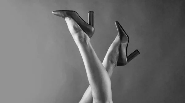 Pieds féminins dans des chaussures à talons hauts confortables, talons — Photo