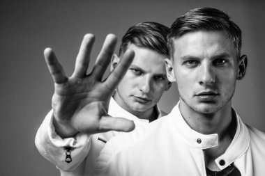 Beyaz giysili ikiz kardeşler birbirine benzer.