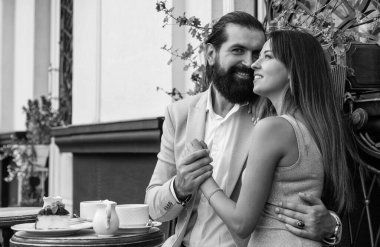 Ne güzel bir sabah. Birliktelik ve ilişkiler. Birbirine aşık çiftler. Sakallı adam ve kadın