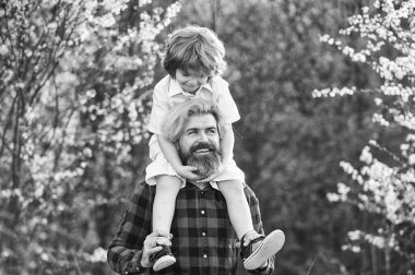 Birlikte bahçeyi keşfediyoruz. Mutluluk kavramı. Basit mutluluk. Mutlu bir aile. Bahar yürüyüşü. Babalık mutluluğu. Babalar Günü. Doğada yaşayan küçük bir çocuk ve baba. Hippi ve küçük oğlu.