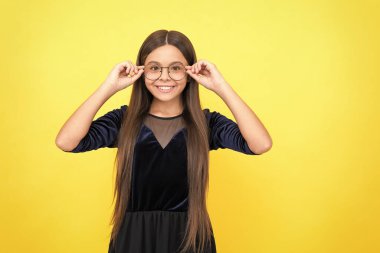 çocukluk mutluluğu. Gözlükle çok şık görünüyorsun. İnek. UV koruyucu giyiyorum. Mutlu genç kız görme bozukluğu yüzünden gözlük takıyor. Çocuk çalışmaya hazır. Çocuk okula geri döndü. Boşluğu kopyala