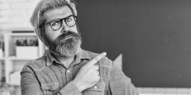 Modern okulda bilim. Matematik en sevdiği konudur. Üniversitede cebir çalışırdım. resmi bilimler. Gözlüklü olgun bir öğretmen işaret ediyor. Okula dönüyorum. insan mühendisliği grafikleri ve projeleri