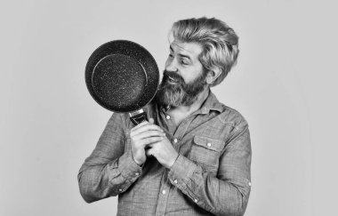 Şef yemek hazırlıyor. Yemek servisi. Şef 'in mutfak eşyaları var. Mutlu aşçı tavayı tutar. Şef çorba pişiriyor. Restoran mutfağı. Mutfakta yemek pişirmek. Mesleğim. Tencereli fırıncı.