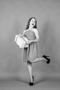 Turuncu arka planda hediye kutusu olan mutlu çocuk, siber pazartesi.