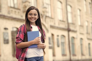 Öğrenme zamanı. Mutlu çocuk kitabı dışarıda tutuyor. Okul kütüphanesi. Edebiyat dersi. Bilgi toplama günü. Okul eğitimi. 1 Eylül, kopyalama alanı