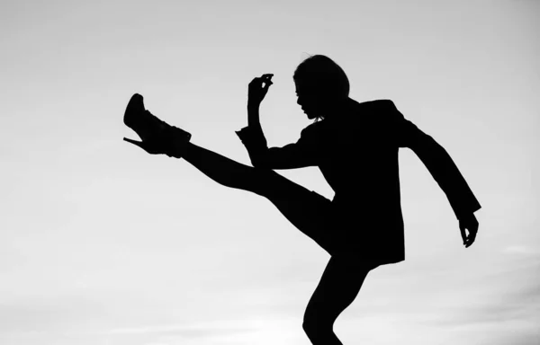 Silueta de mujer sensual bailando al atardecer, imaginación — Foto de Stock