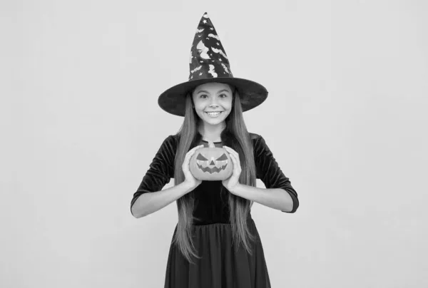 Te schattig om te spook. Snoep of ik schiet. Vier de feestdagen. Lantaarn. Halloween heksenmeisje. Gelukkige jeugd. Een tienerkind met een heksenhoed. Vrolijk kind met pompoen. carnaval kostuum partij — Stockfoto