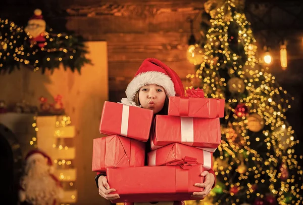 Vive en abundancia. Felicidad y alegría. Sombrero de Santa Claus. Papá Noel trajo regalos. Niño feliz chica encontrar regalos árbol de Navidad. Feliz navidad. Concepto de infancia feliz. Es hora de milagros. Generoso Santa Claus —  Fotos de Stock