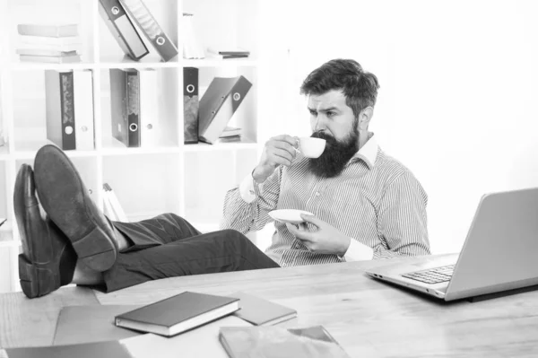 Genießen Sie mehr mit Tee. Mitarbeiter trinken heiße Tasse am Schreibtisch. Kaffeepause genießen. Morgengetränk. Geschäft und Vergnügen. Jeden Moment genießen — Stockfoto