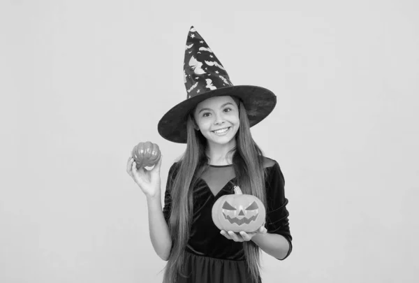 Boldog boszorkány gyerek sütőtök jack o lámpás viselni jelmez varázsló halloween party, halloween atribute — Stock Fotó