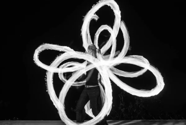 Estilo expresivo par de bailarines de fuego giran pois ardientes creando patrones brillantes en el aire libre oscuro, hilanderos —  Fotos de Stock